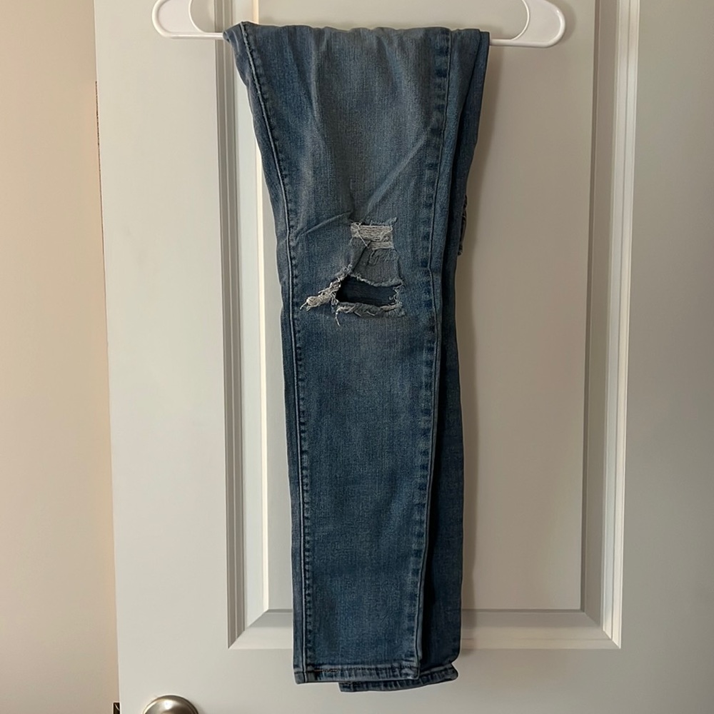 Levi’s distressed 711 skinny jeans